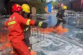 工厂胶水储罐着火，消防员遇“流淌的火”视频封面
