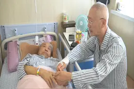 泪目！七旬老人为病危妻子写下质朴情诗，双双捐献遗体约好“来世还做夫妻”视频封面