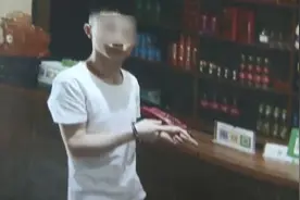 顾客要求开发票，餐厅服务员竟拿着手机直接跑了：没钱充值游戏视频封面