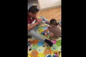 爸爸的玩具被儿子抢走，爸爸生气还得儿子哄，这老爸真是戏精图片
