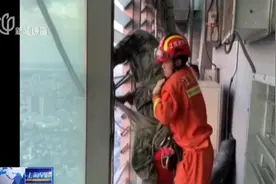 江苏镇江突遇大风，3名玻璃清洁工被困200米高空，情况紧急！视频封面