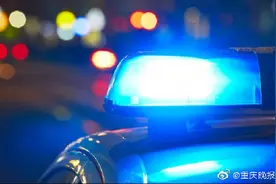 千钧一发！男子失恋欲跳江 民警假装“接手机”一把救回图片