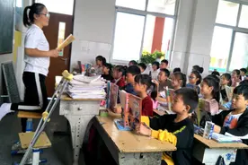 商丘一小学女老师带伤拄拐坚持为学生上课图片