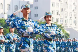 6000人方阵向国庆献礼！岭南师范学院2019级新生军训在网络走红视频封面