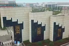 献礼新中国成立70周年 《我和我的祖国》在隆昌这所学校唱响视频封面