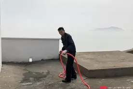 56岁灯塔工徐建国：守岛37年为船舶保驾护航，没见一艘船迷路图片