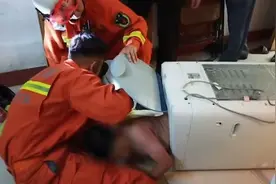 消防营救被卡男孩时打趣：以后写篇作文视频封面