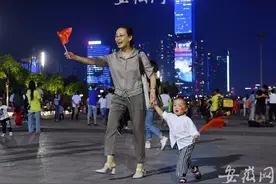 合肥天鹅湖“网红”夜景灯光秀 吸引众多市民“打卡”图片