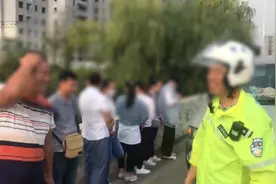 驾校教练超载带学员考试，交警神回怼视频封面
