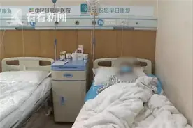 男子吃饭不慎将假牙吞下 CT一查医生也惊呆了图片