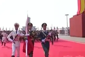 国庆阅兵升旗手是咱新乡小伙，去年还因捡国旗获盛赞图片