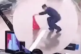 国庆丨国旗吹落，消防员拾旗摘帽挡雨视频封面