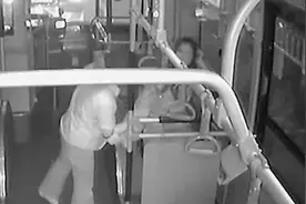 女孩下夜班靠窗睡着，公交司机送来抱枕视频封面