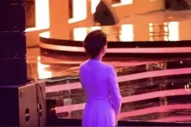 央视金牌主持人同上热搜！董卿“背影杀”和周涛“中国红”图片