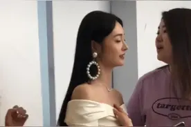 周洁琼穿小白裙现身，却被耳环抢镜：这是从手上扒下来的吧？图片