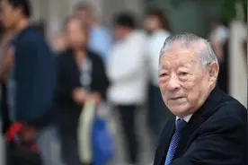 百岁·青春④︱至今还在工作的眼科张医生视频封面