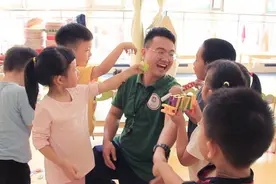 师德初心｜济南童林堡幼儿园洪李鹏：阳光男幼师，助力孩子成长图片