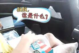 可爱！妈妈高速开车出事故，5岁女童坐上警车，秒变小“话痨”！视频封面