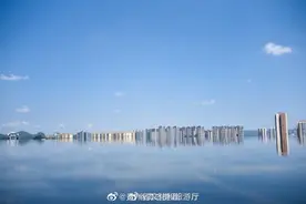 “天空之镜”蓝天映衬颜值爆表图片
