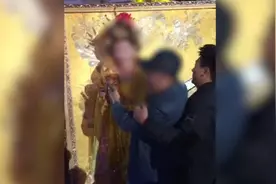 “贵妃画中人”女演员遭老年游客强抱视频封面