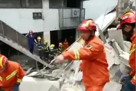 南京一街道民房拆墙发生坍塌，多人受伤视频封面