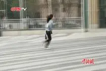 河南发布95条大风蓝色预警 市民：昨天穿裙，今天穿袄视频封面