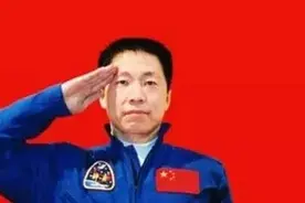 杨利伟:中国飞天第一人图片