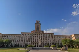 百年间，“爱国三问”响彻这所学校视频封面