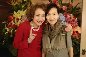61岁“小青”陈美琪与56岁“许仙”叶童同框图片