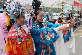 穿剧装 纳鞋底 来珐琅厂“打包”体验非遗图片