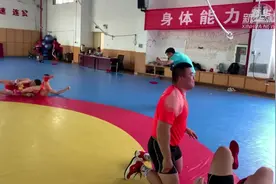 志在夺金，续写光荣——探访备战中的八一摔跤队视频封面
