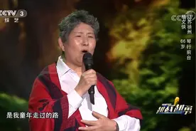 钢琴奶奶倾情献唱《故乡的小路》，老伴在台下全程录像，太恩爱视频封面