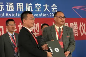 中国大学生自制飞机第一人陈墨与母校签署校企合作协议图片