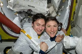女宇航员与地球自拍照曝光！执行太空行走任务也不忘自拍视频封面