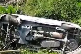 江门鹤山公路突现大片油迹，3辆小车中招翻车，谁干的？视频封面