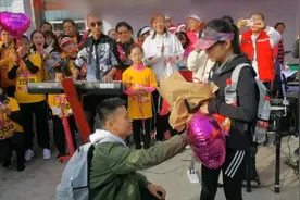 情侣跑完马拉松后，男友当场求婚成功视频封面