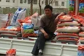 盘点像极了明星的路人：大米贩子周润发，菠萝大姐洪金宝图片