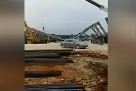 北海一玻璃厂施工现场钢构掉落，1死1伤视频封面