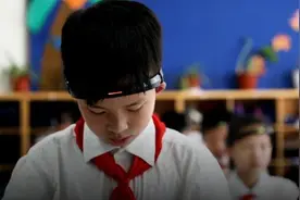 家长谈学生戴头环监测走神：高考比分数视频封面