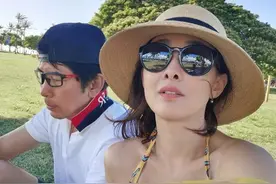 46岁牛莉晒与老公合照，老公是圈外人，当年却没办婚礼图片
