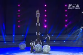 如履平地！吴桥杂技节高光时刻之《大球集体技巧》视频封面