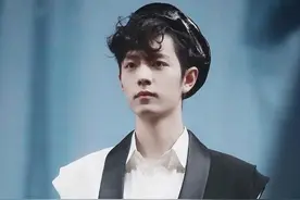 肖战王一博南京演唱会造型，温润小王子和酷盖小王子永远好朋友图片