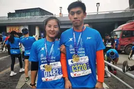爱跑步的这对情侣跑者真甜！俩人携手跑完半程马拉松图片