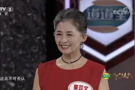 开门大吉：六旬老奶奶一袭红裙气质优雅，小尼忍不住给了个拥抱视频封面