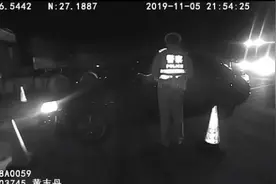 婚事在望，男子无证驾驶当场被查：我认罚，请不要和我车上家人说图片