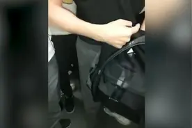 男子地铁上裸露身体猥亵女乘客，被拘视频封面