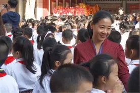广州美术老师当班主任15年，眼里没有差生：每个人都有闪光点视频封面