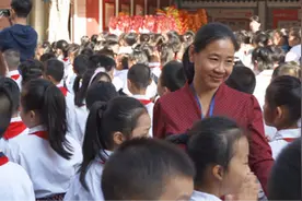 广州美术老师当班主任15年，眼里没有差生：每个人都有闪光点视频封面