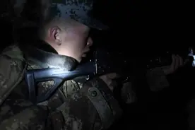 实拍我军汽车兵任务途中突遇狼群！狼嚎充斥四周战士举枪警戒视频封面