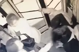 离异男公交车上伸咸猪手，被14岁女生瞬间“锁喉”，相当帅气！视频封面